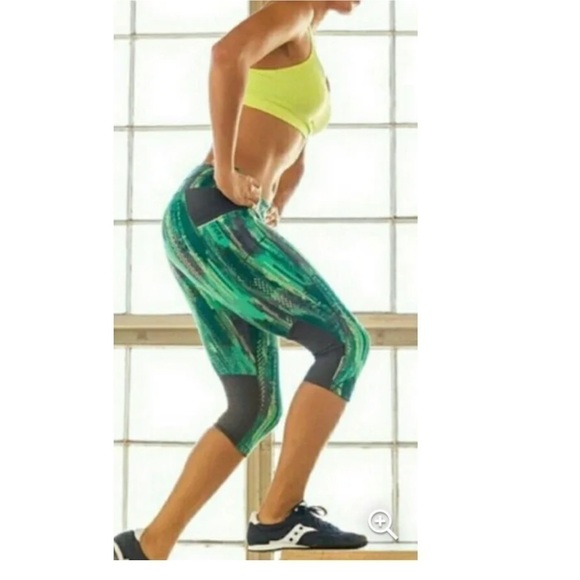 Athleta Green Arrow Be Free Knicker Cropped Capri Size M - Picture 3 of 12
